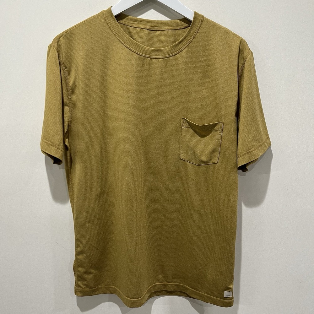 VUORI Tradewind Performance Tee Men's Size Large Gold V109 Pocket Stretch Gym‎ - Picture 2 of 7